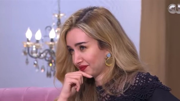 الفنانة الشابة هنا