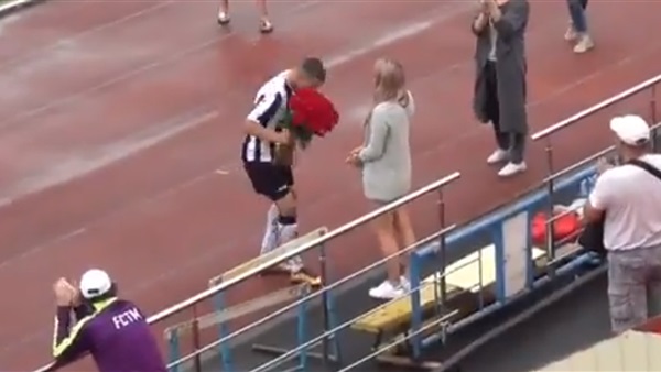 لاعب يطلب الزواج
