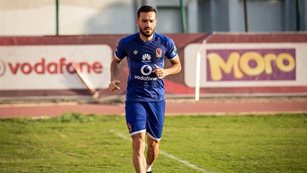 علي معلول لاعب الأهلي