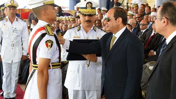 السيسي يكرم خريجي