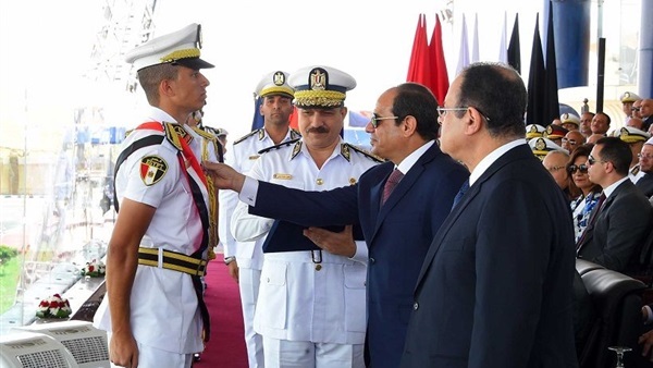 السيسي يكرم خريجي