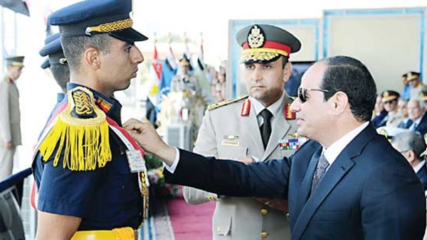 السيسي يكرم خريجي