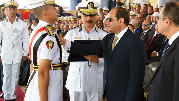 السيسي يكرم خريجي