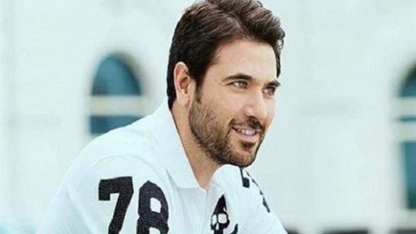 الفنان أحمد عز