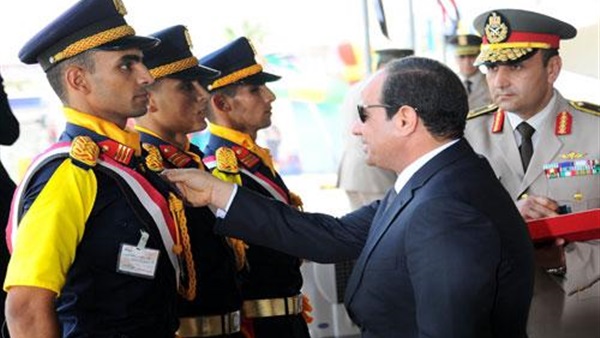 الرئيس السيسي يكرم