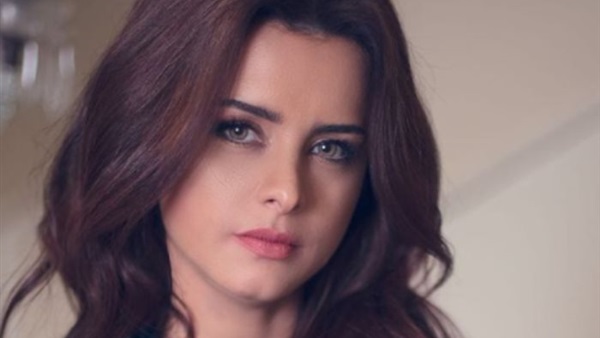 الفنانة نور