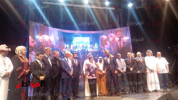 صورة تذكارية للمكرمين