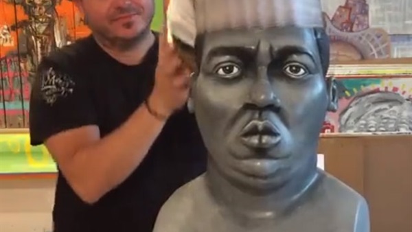 فيديو.. فنان يشعل