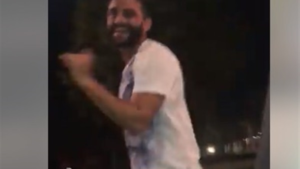 شاب يرقص