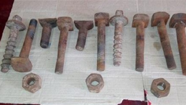مسامير حديدية