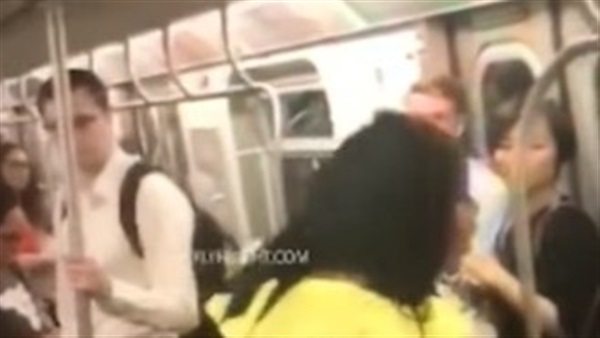 امرأة تعتدي على
