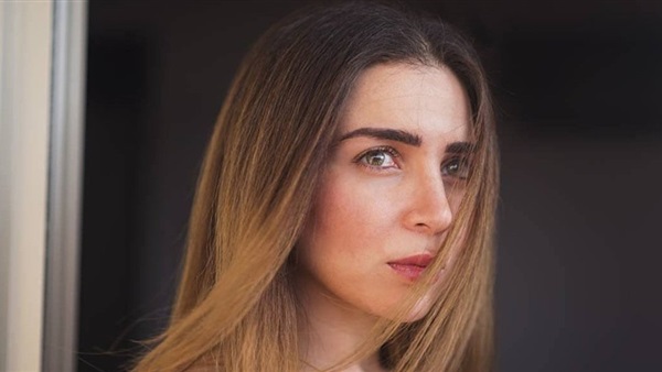 الفنانة مي عز الدين