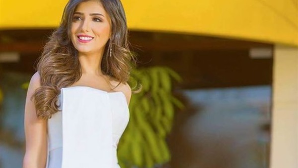 الفنانة مي عمر