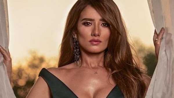 الفنانة زينه