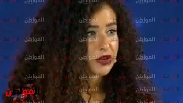 احدى الفتاتين