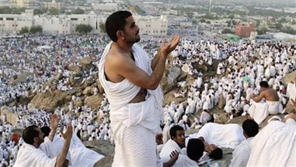 أحد الحجاج يؤدى شعائر