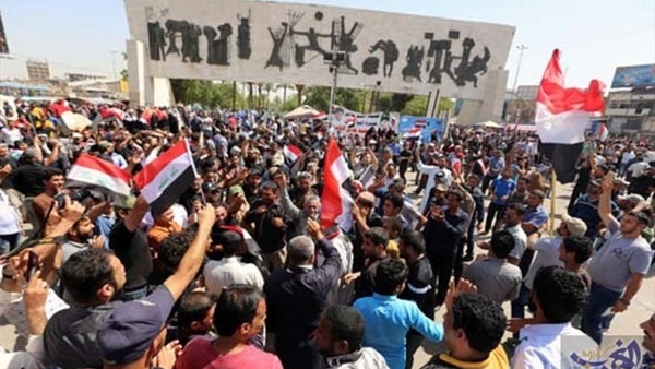 محتجون يغلقون بوابة