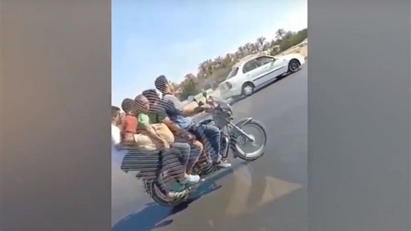 5 شباب على موتوسيكل