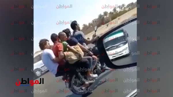 5 شباب على موتوسيكل