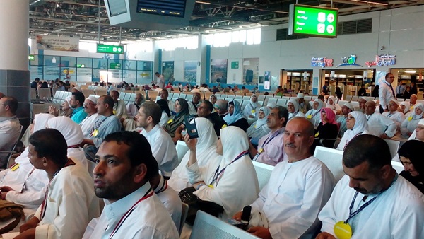 حجاج بمطار القاهرة