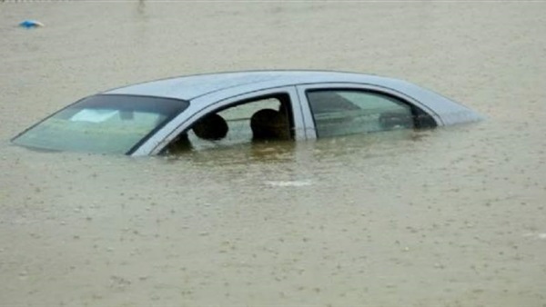 سقوط سيارة بترعة