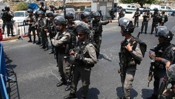 لحظة غلق قوات الاحتلال