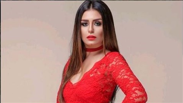 الفنانة منة فضالي