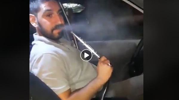شاب يشرب شيشة داخل