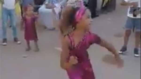 طفلة ترقص بـ سنجة