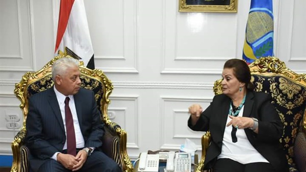 محافظ البحيرة مع