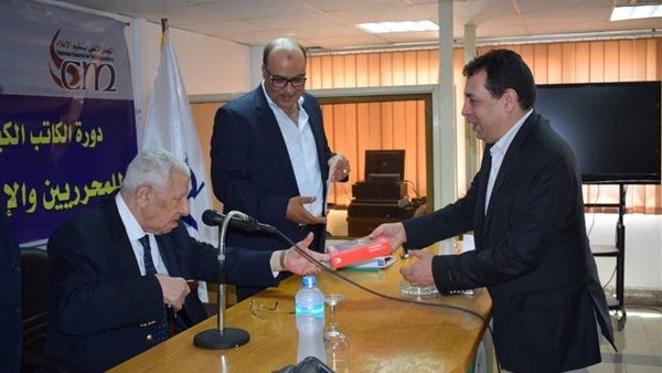 جانب من التكريمات