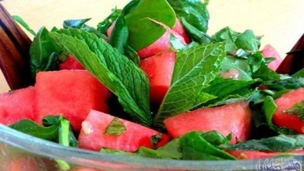 سلطة السبانخ مع البطيخ