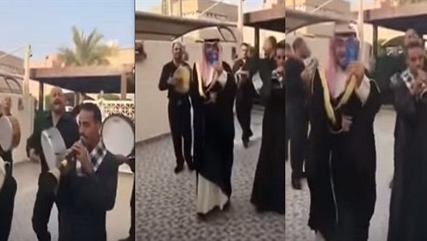 شاب مصري يحتفل بحصوله