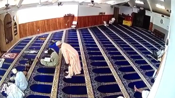 رجل مختل عقلي يهاجم