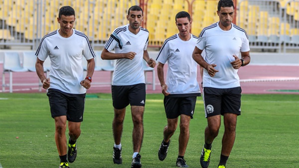طاقم حكام مباراة