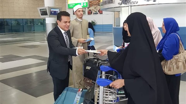 توزيع كتب دليل الحج