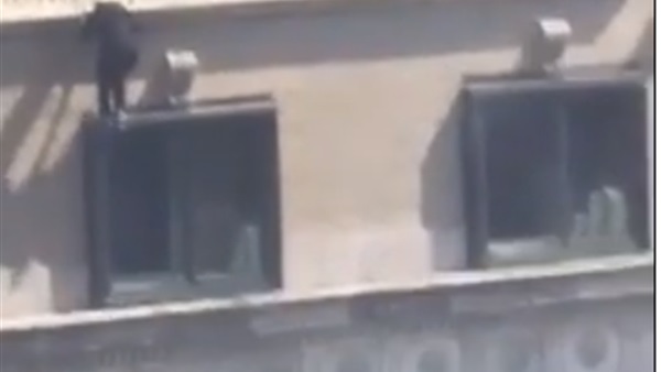 لحظة انتحار شابة
