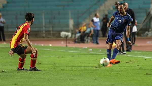 علي معلول لاعب الاهلي