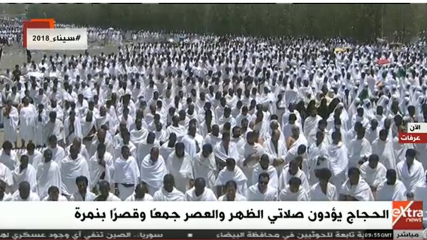 حجاج بيت الله يؤدون