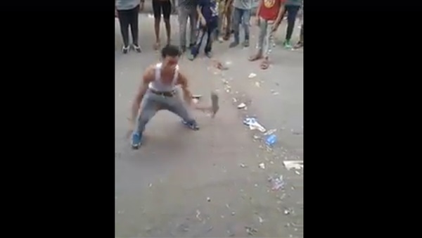 شاب يرقص بسنجة