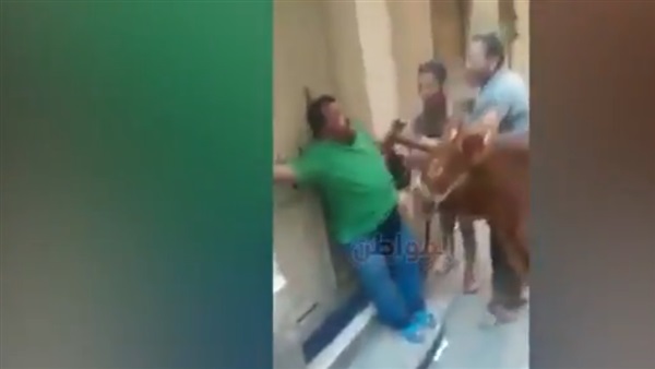 شابين يعذبان شخص