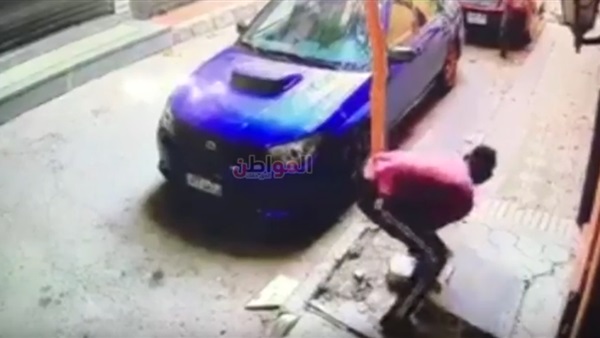 شاب يسرق غطاء بالوع