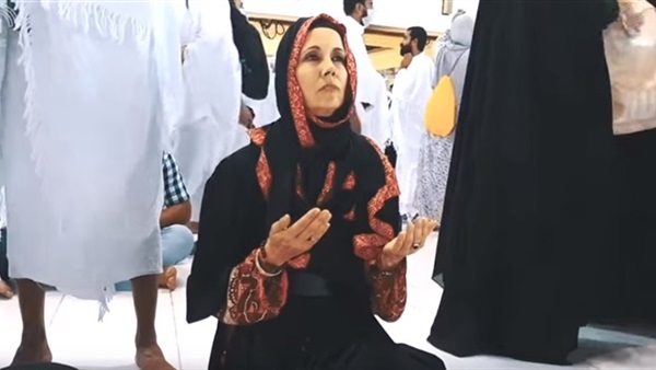 مذيعة mtv تؤدي فريضة