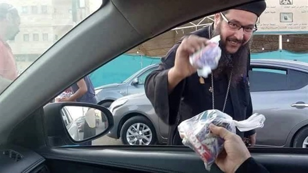 توزيع الحلوى على