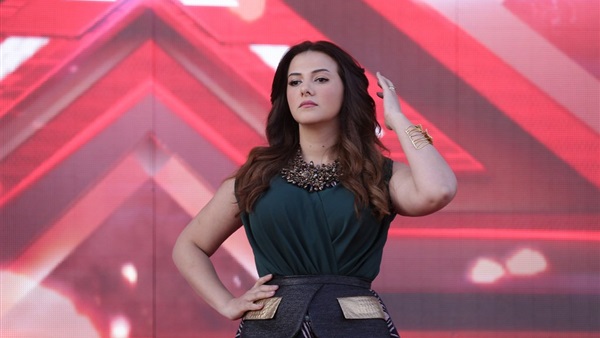 الفنانة دنيا سمير