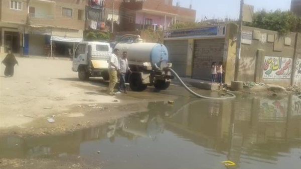 كسح مياه الصرف بشوارع
