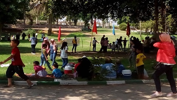 توافد الأهالي