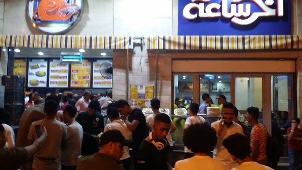 زحام على مطاعم شارع