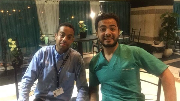 فرد الأمن مع شخص