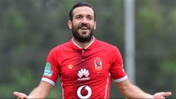 علي معلول لاعب الأهلي